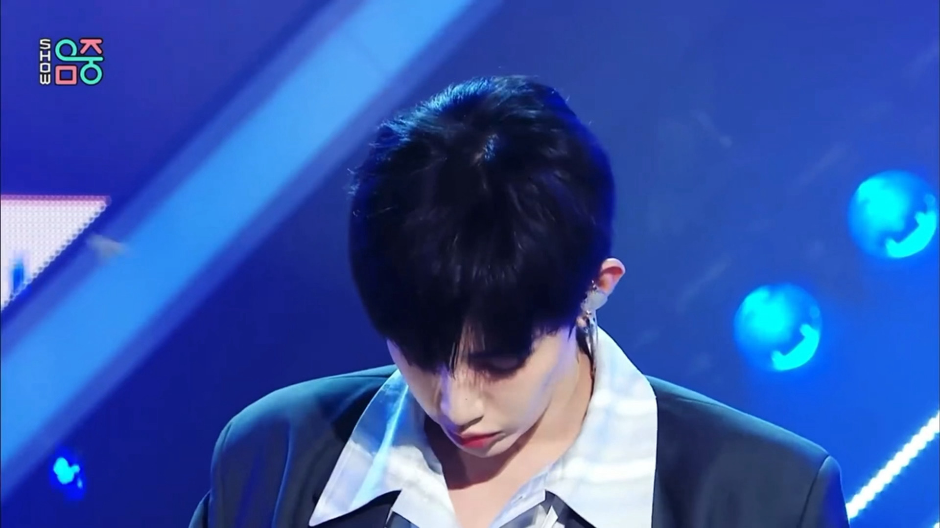 章昊 章昊音乐中心打歌Ending  今天是职员昊 帅成天神了😍 