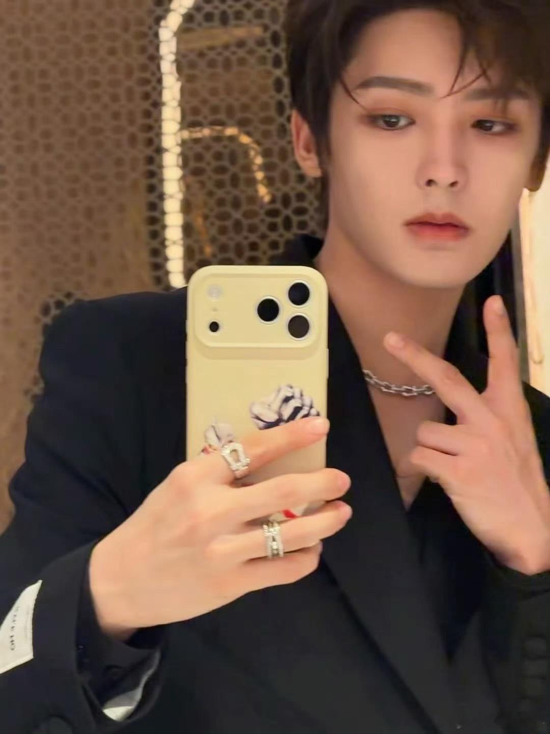 侯明昊直播 哇塞，侯明昊直播简直是一场视听享受！他的穿搭时尚又有个性，每一个造型