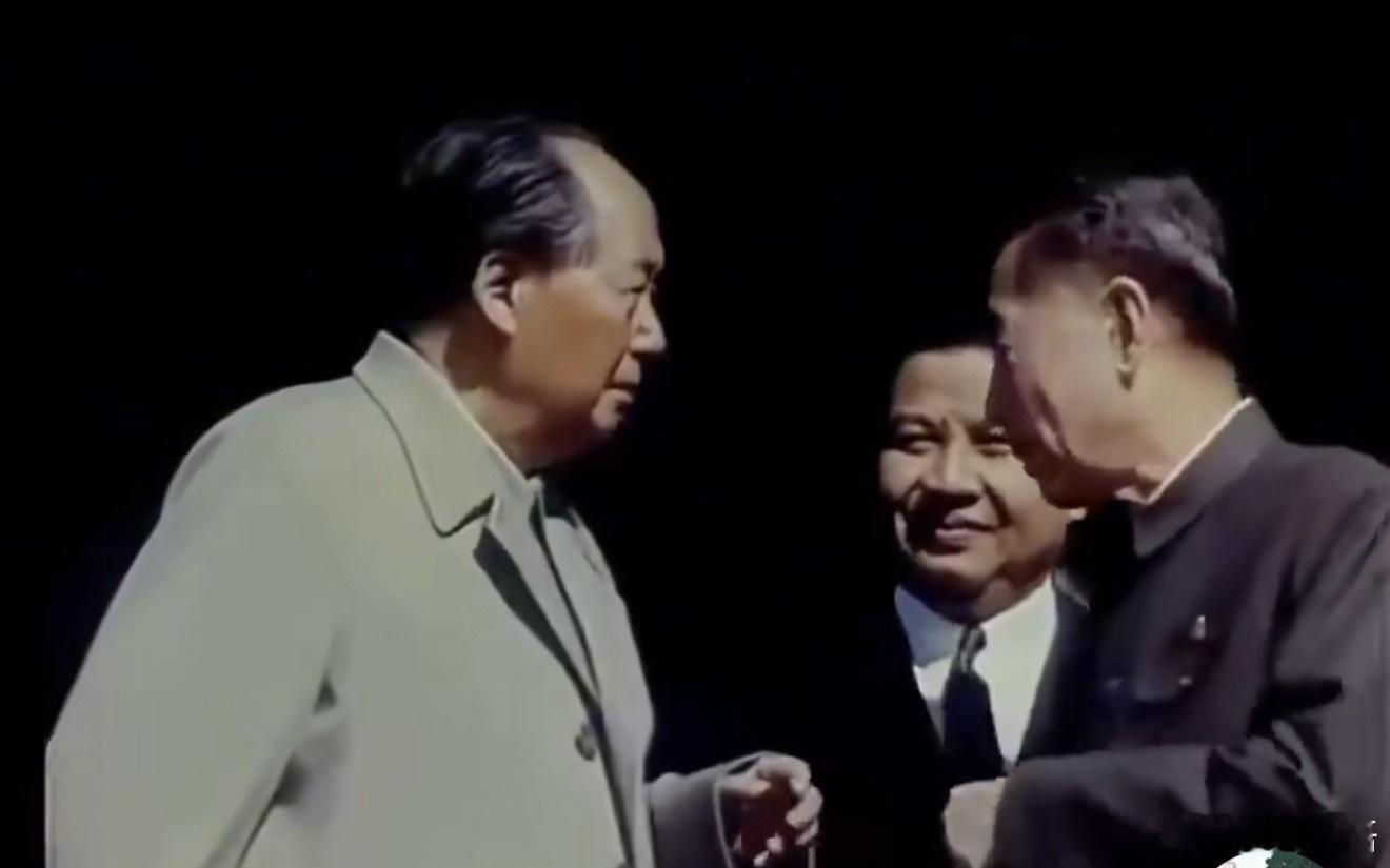 两个老人家真是亲密默契呀！ 