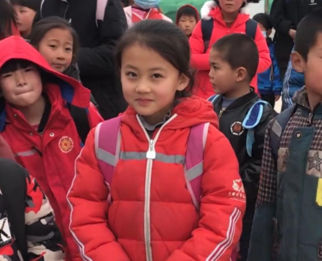 他们有后悔当时的拒绝么？2021年，宁夏7岁小女孩一笑成名，后父母拒百万签约，如