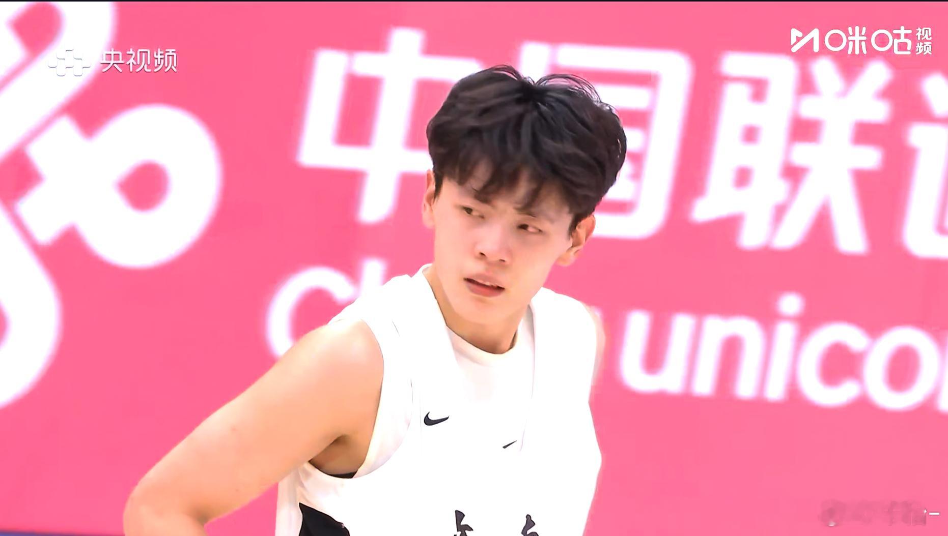 呜呜呜呜 ，广东女篮摘得全运女篮金牌！！姐姐妹妹抱在一起！！这一次是幸福的泪水啊