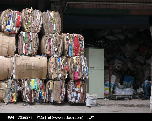 曾被嫌弃的废品站，现在居然悄悄变成闷声发财的生意。
 
国家统计局7月27日发布