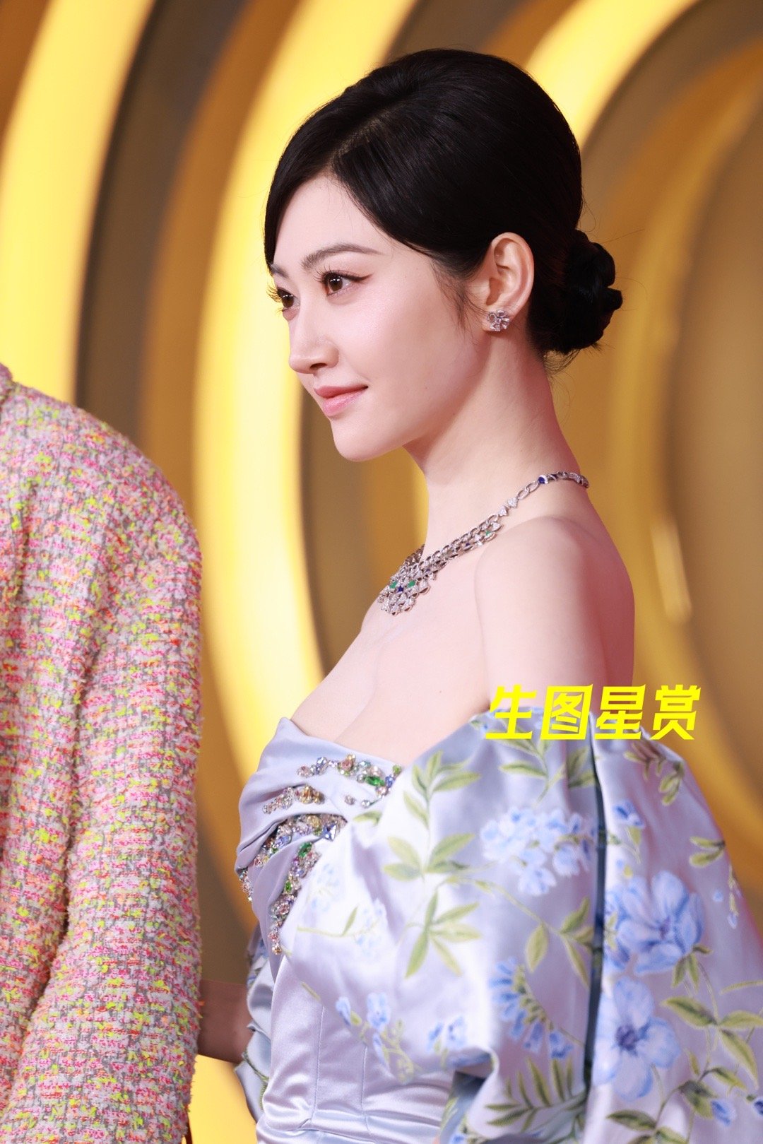 景甜微博之夜红毯look，气场十足[哇] ​​​