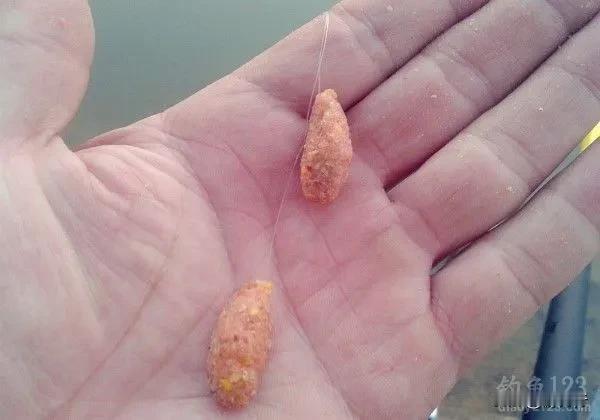 我们说闷竿钓看杆尖抖动的灵敏度，不亚于悬坠钓看浮漂的灵明度。主要是强留水中鱼吃口