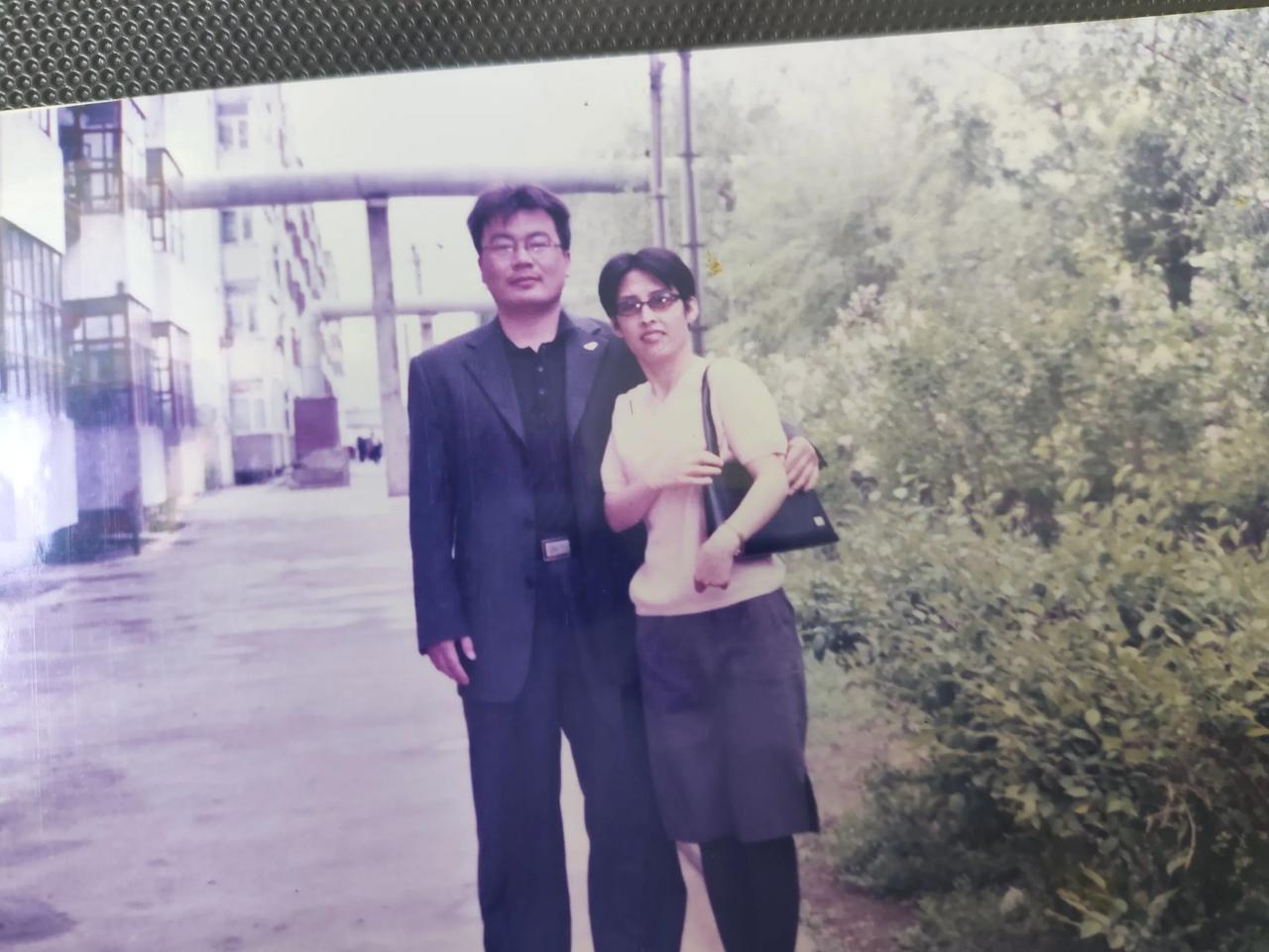 时间真的太快了，这个👆🏻是我们30年前的照片，那时我们刚有孩子，都20多岁的