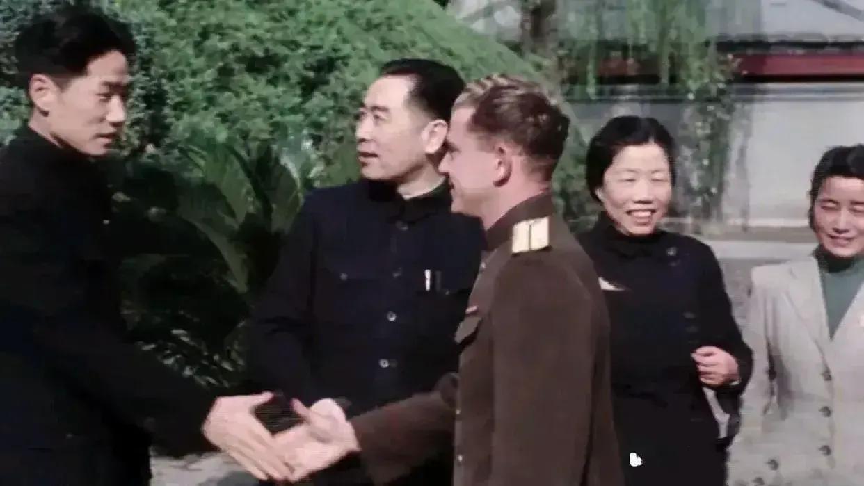 下图一是英俊潇洒的毛岸英，陪同风流倜傥的周总理接见苏联的来访人员！他穿一袭笔挺的