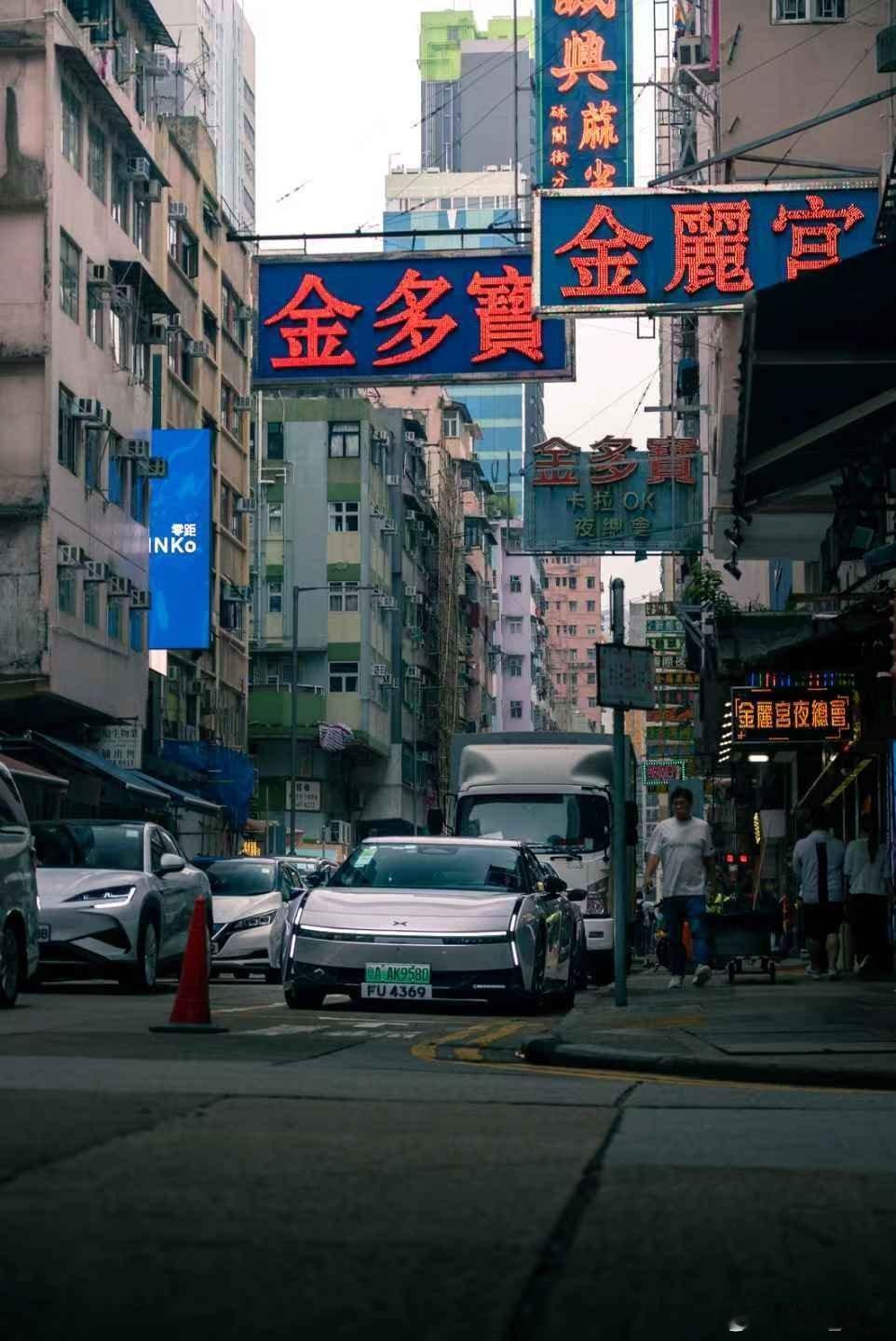 小鹏P7首次亮相香港街头今日香港街头，全新小鹏P7闪耀登场！其未来时尚的原创设计