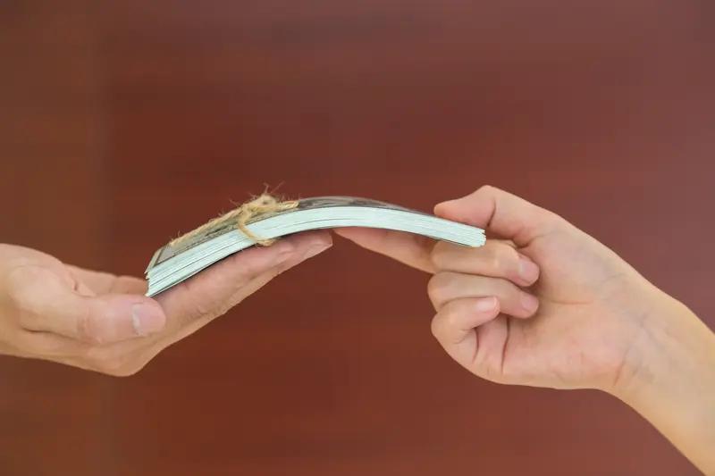 在湖南某地，一对年轻情侣因感情破裂引发了一场别开生面的法律纠纷。起初，女方因经济