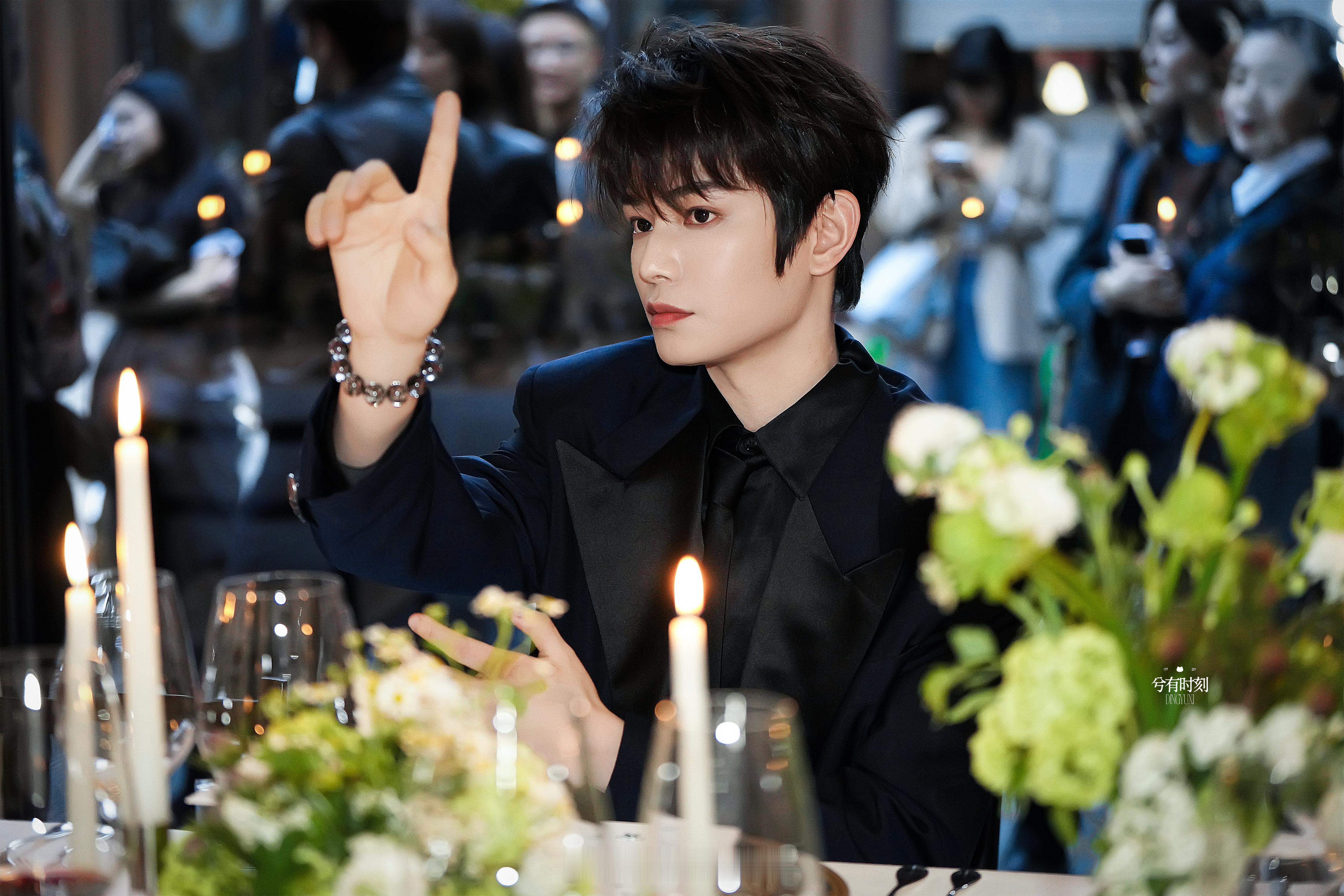 丁禹兮这也是太浪漫了吧！他真的是好宠粉呀！丁禹兮把水晶手串拆了送粉丝