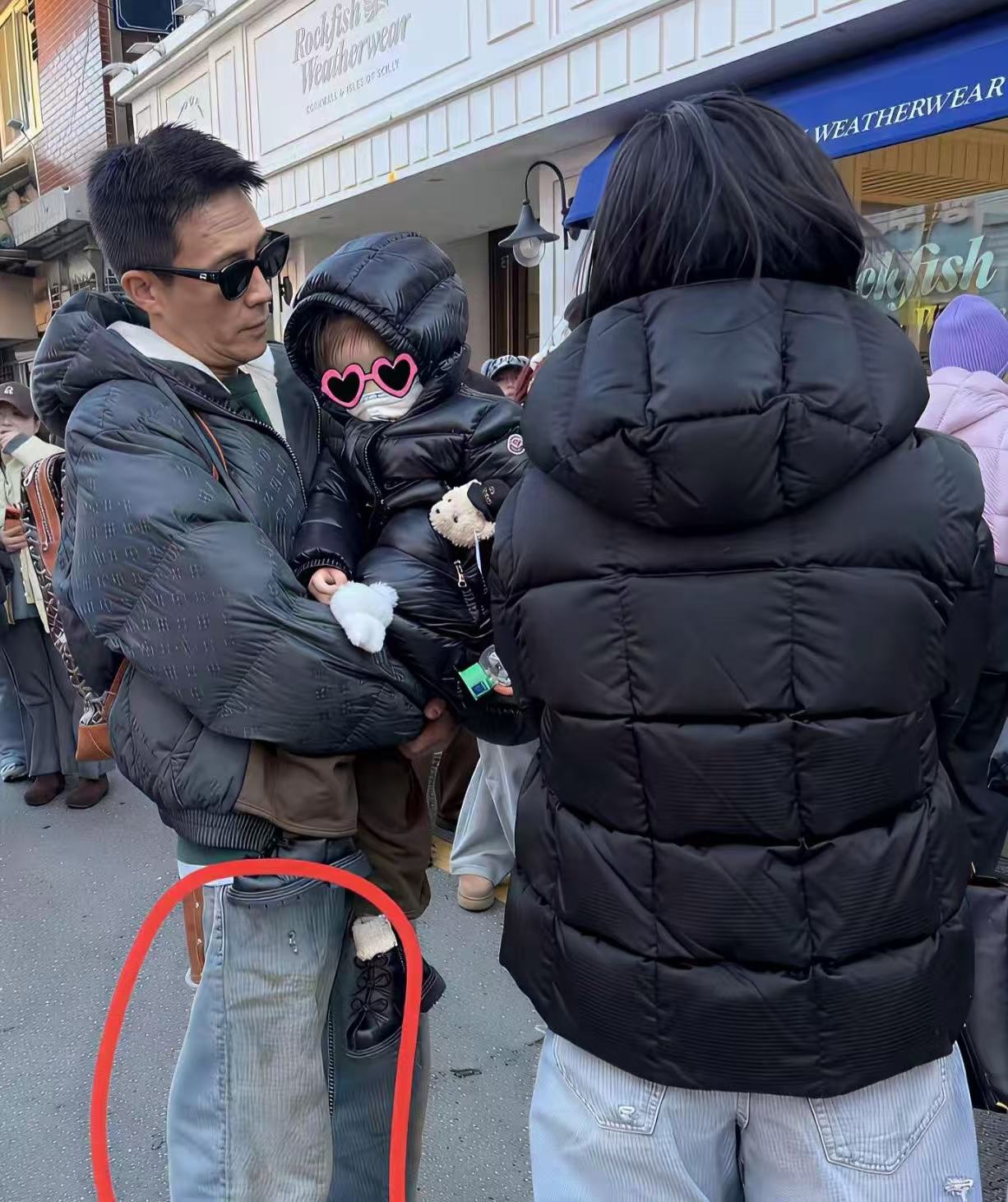 明星衣服都这么任性吗？ 一条裤子脏成这样也不换？ 