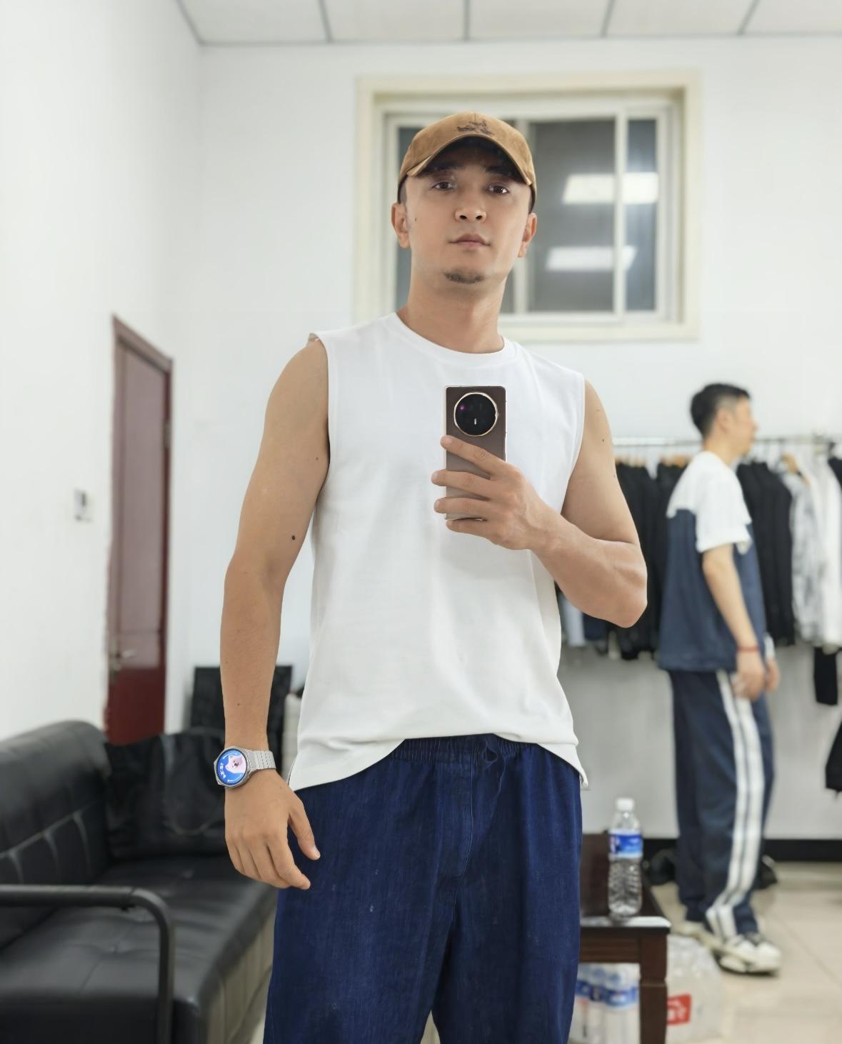 有一说一，只要预算允许，还是推荐入手折叠屏。如今的生态适配已相当完善，机身更轻薄