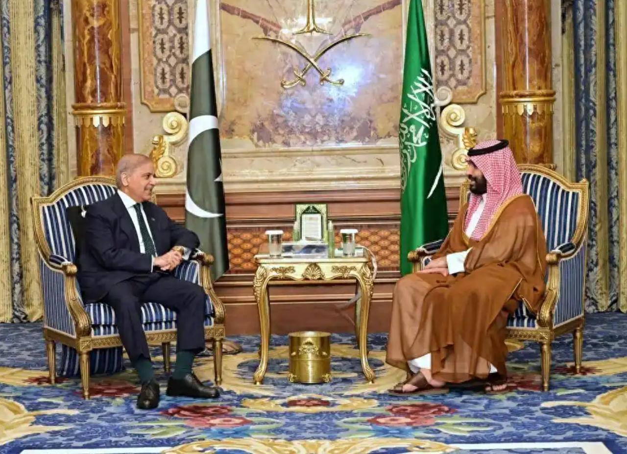 巴基斯坦最近干了四件事，每一件都是大事：

1、协调美国和伊朗，在伊斯兰堡进行和