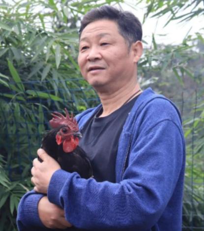 一次，主持人问赵亮以前跟张国立演戏的，现在怎么去养鸡了？赵亮说：“一只鸡卖300
