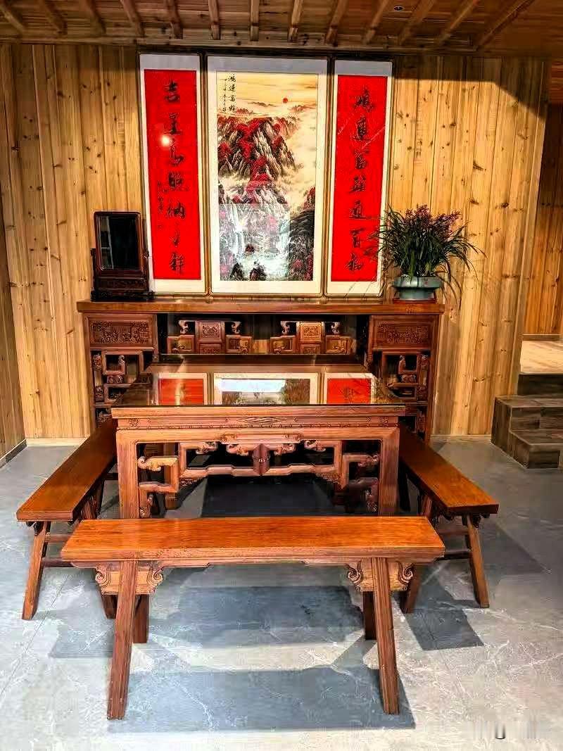 老家农村，家家户户堂屋都摆放有一张木质的四四方方的八仙桌和四条长板凳。好一点的八