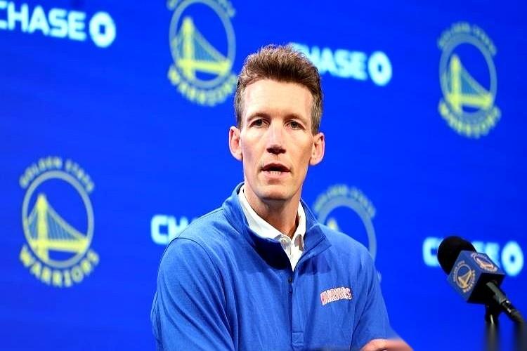 公牛队盯上勇士队的经理小邓利维了。
这消息一传出来，最开心的不是芝加哥人，反倒是