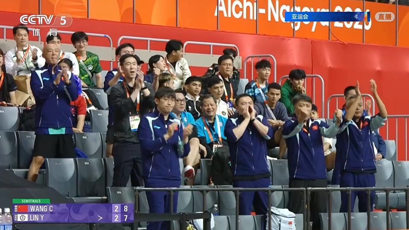 刘国梁现场为王楚钦加油亚运男团决赛遇上日本队，刘国梁就在场边，目光紧紧锁定王楚钦