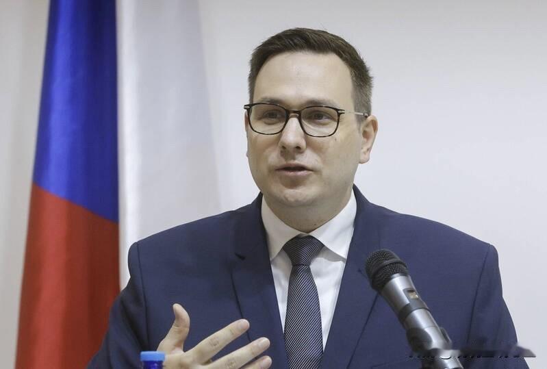 捷克外长马青卡这话说得挺直白啊，欧尔班在这次大选中的这次失利，捷克在欧盟里就少了