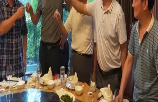 丢人丢大了！四川成都，8名老教师，中午在饭店吃饭，点了麻婆豆腐、回锅肉、宫保鸡丁