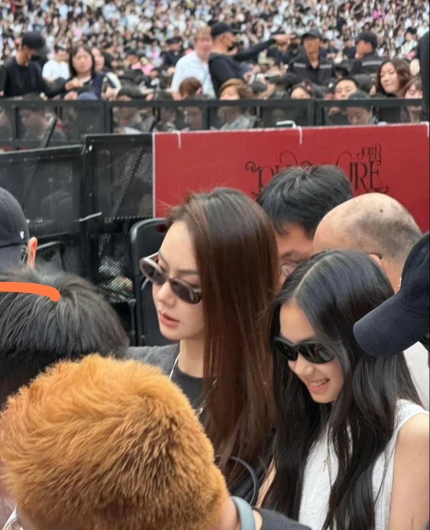 戚薇李承铉女儿11岁近照戚薇李承铉女儿居然长这么大了网友偶遇戚薇李承铉和女儿在看
