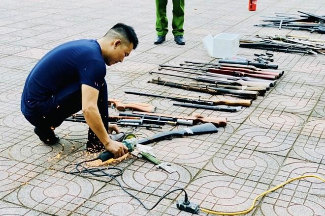 越南Ha Tinh 警方，销毁5个气枪。 28种各种自制枪； 2支步枪； 11.