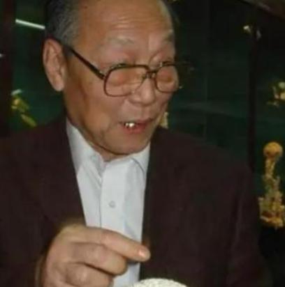 1915年，在巴拿马万国博览会上，日本制造的鬼工球比中国的鬼工球多出一层，眼看，