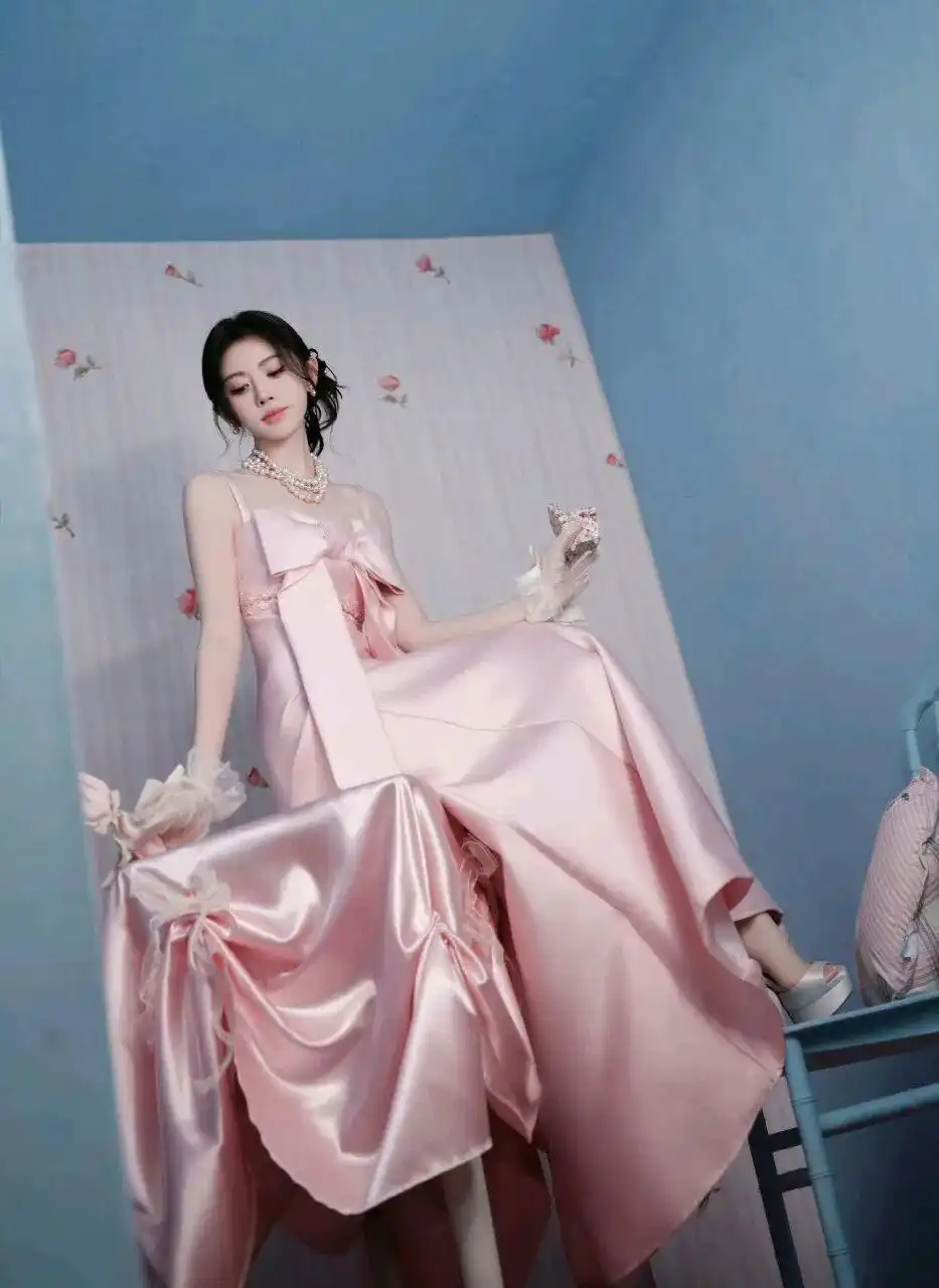鞠婧祎和毛晓彤的吊带连衣裙，“芭蕾风”与“甜美复古”的满分穿搭，普通人也能直接抄