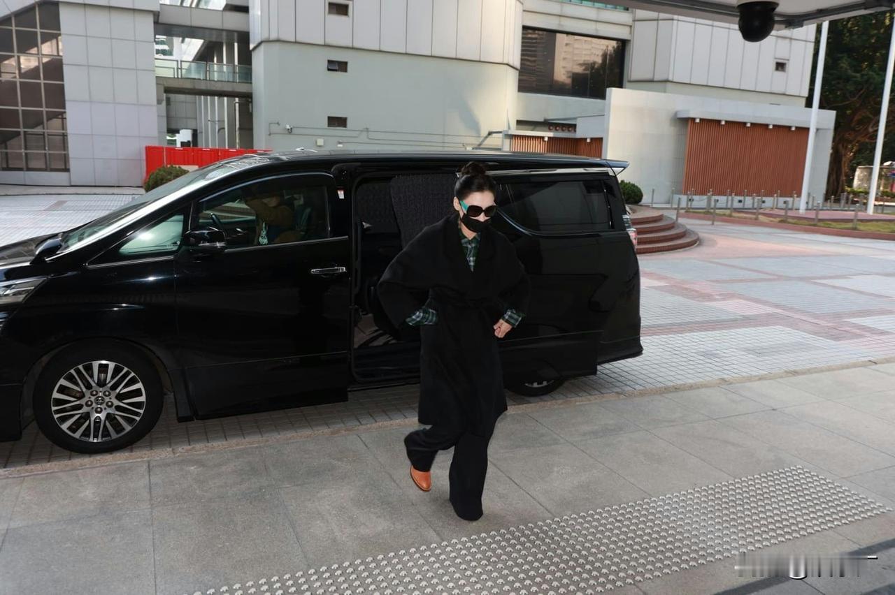 咱就是说姐这回摊上大事了！被前经纪人追讨上千万赔偿，庭审现场简直太精彩了～私人助