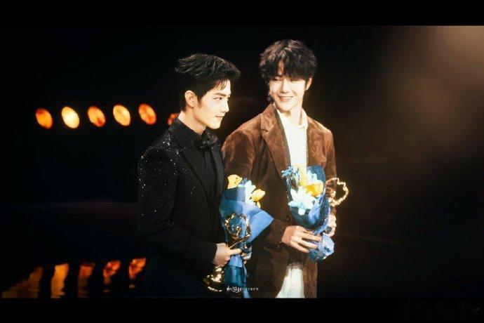 苏新皓站姐发了博君一肖的图建议三家粉丝连夜成立联防队！站姐这波啊，在拆那圈层壁垒