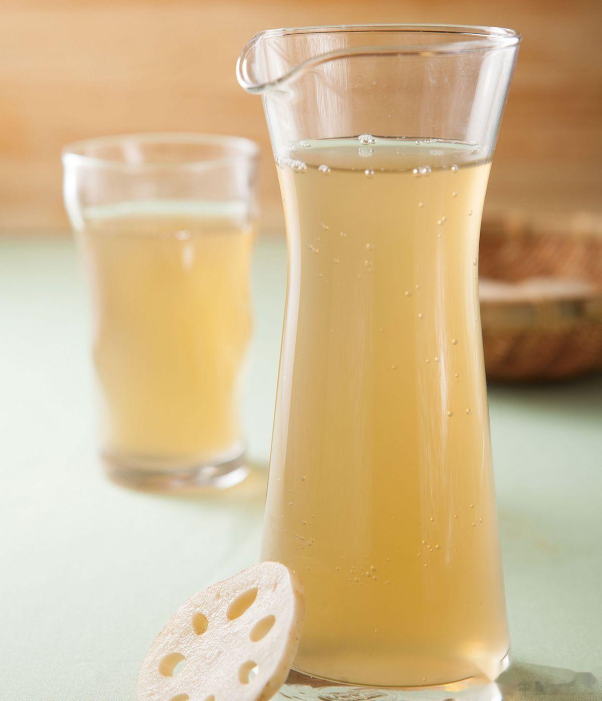 滋阴清火饮#中医食疗方##亿点曝光计划##超能新星汇# 材料：鲜茅根50克、鲜藕