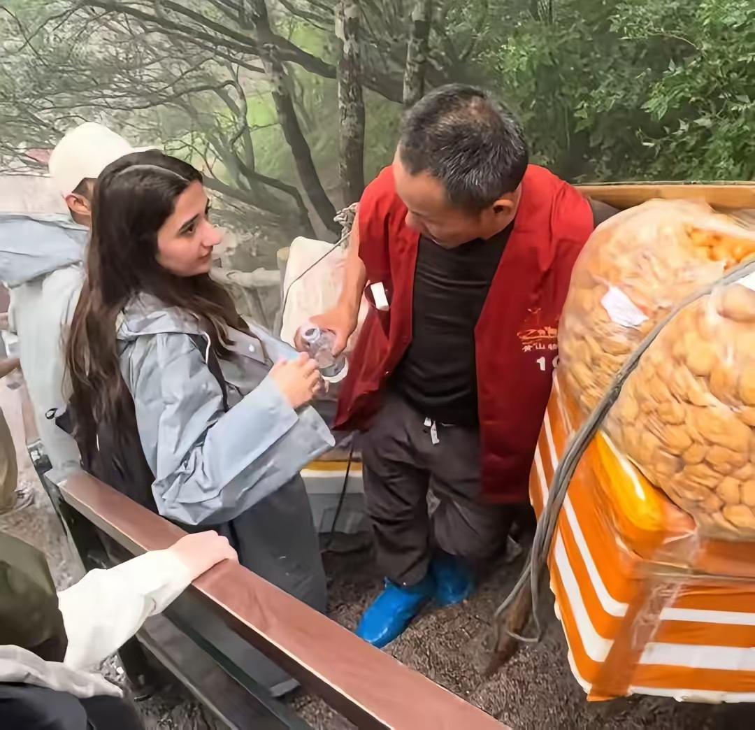 外国女孩爬完黄山双腿发软，偶遇挑山工一个举动看哭全网！人民日报点赞：这就是善良的