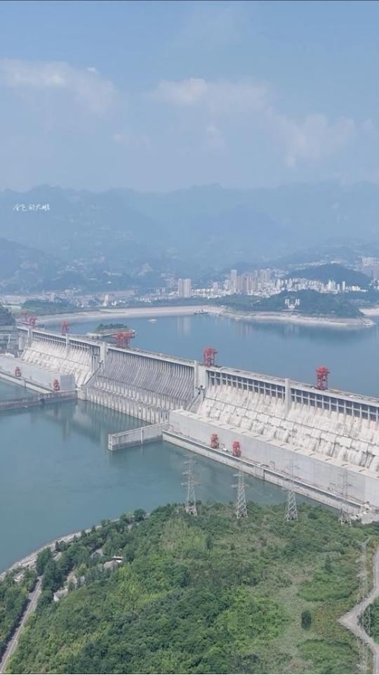美国记者曾经问金一南：“如果把中国2000亿的三峡大坝炸了，中国会怎么办？”金一