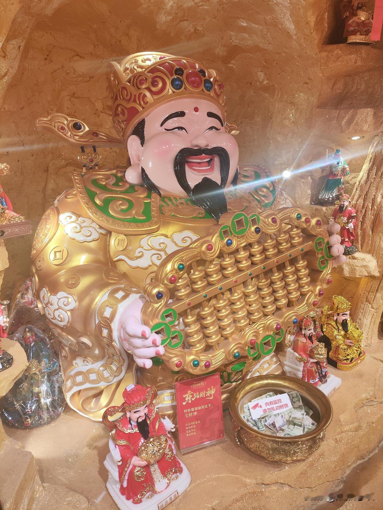 我武汉的，三十晚上，五六点吃年夜饭，12点后，喝一口排骨藕汤，外出走清香，去拜年