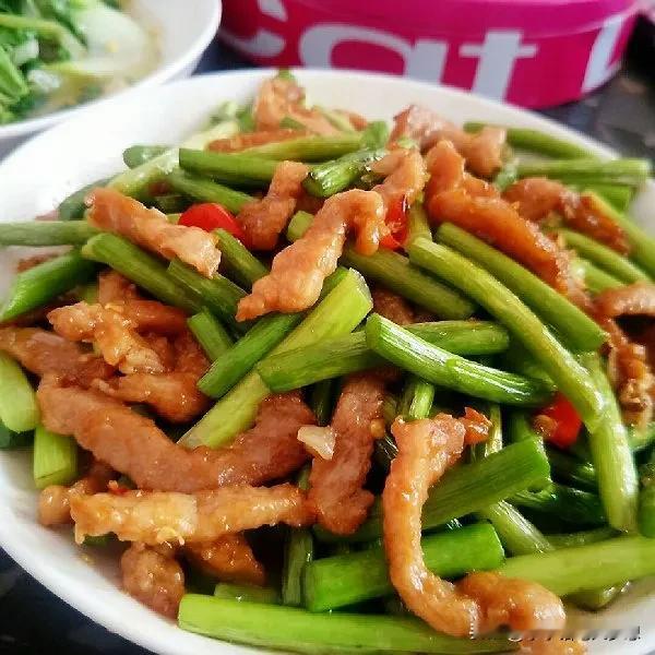 终于知道为什么别的地方的蒜苔能卖到48一斤了，而我买的却是8块钱的了，这区别真的