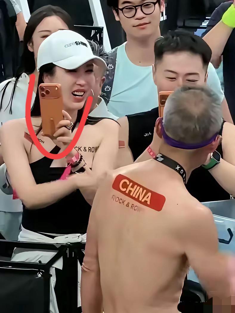 王石老婆用的手机是什么牌子的？颜色挺好看