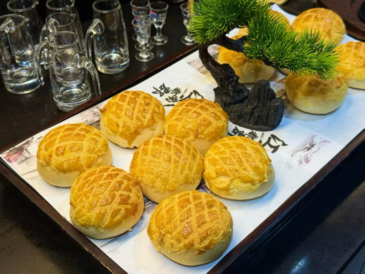 一盘美味的面包摆在桌上。
