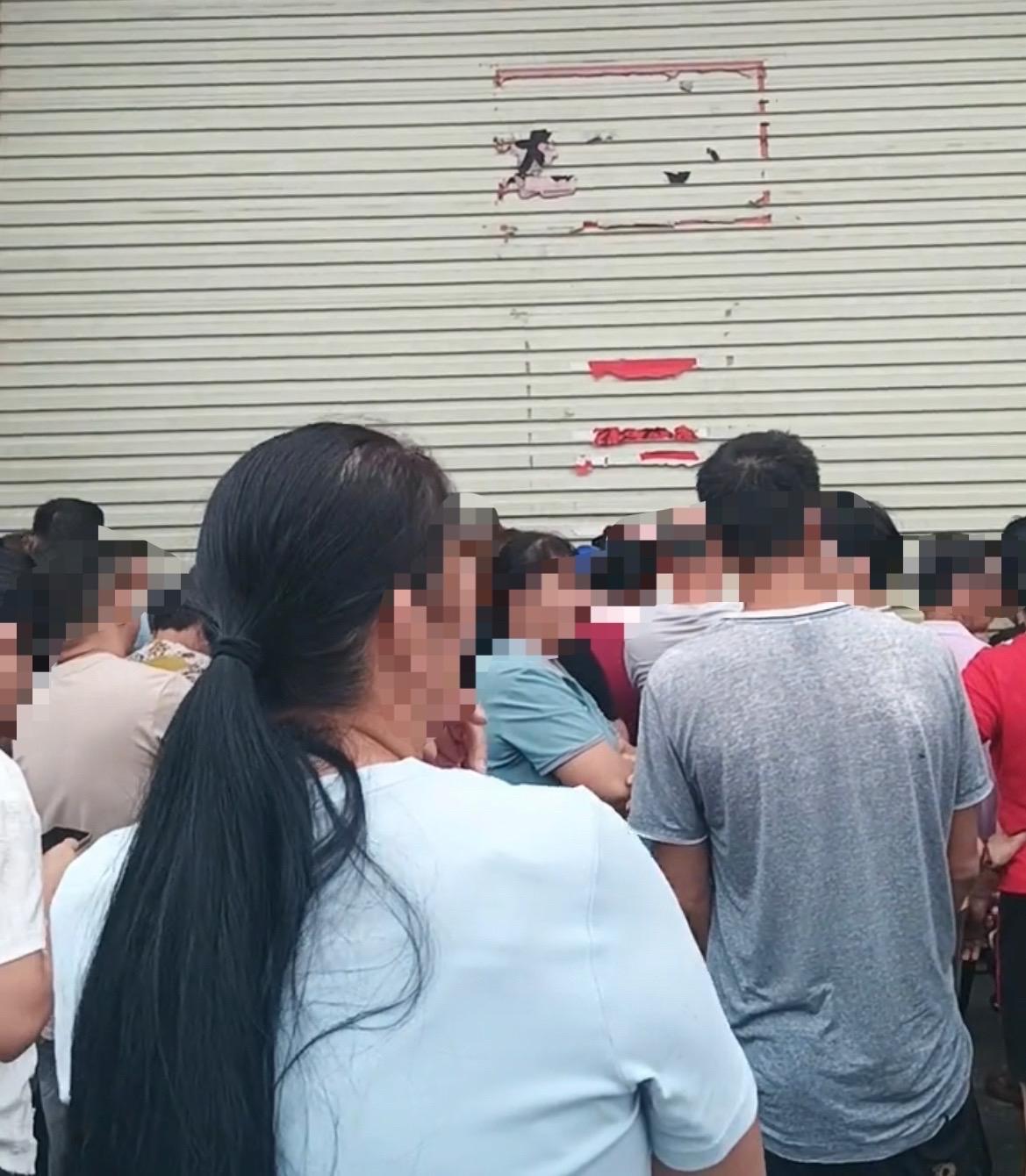 【玉林谷山一店铺倒闭比开业还多人】

近日，网友爆料称：玉林市谷山的一个店铺倒闭