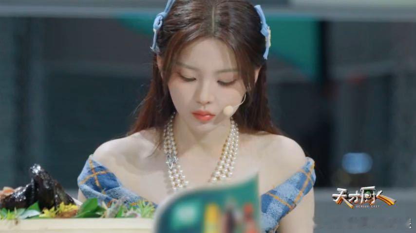 杨超越女明星也能大口吃饭 很多女明星上节目会刻意克制饮食，杨超越完全不拘谨，沉浸