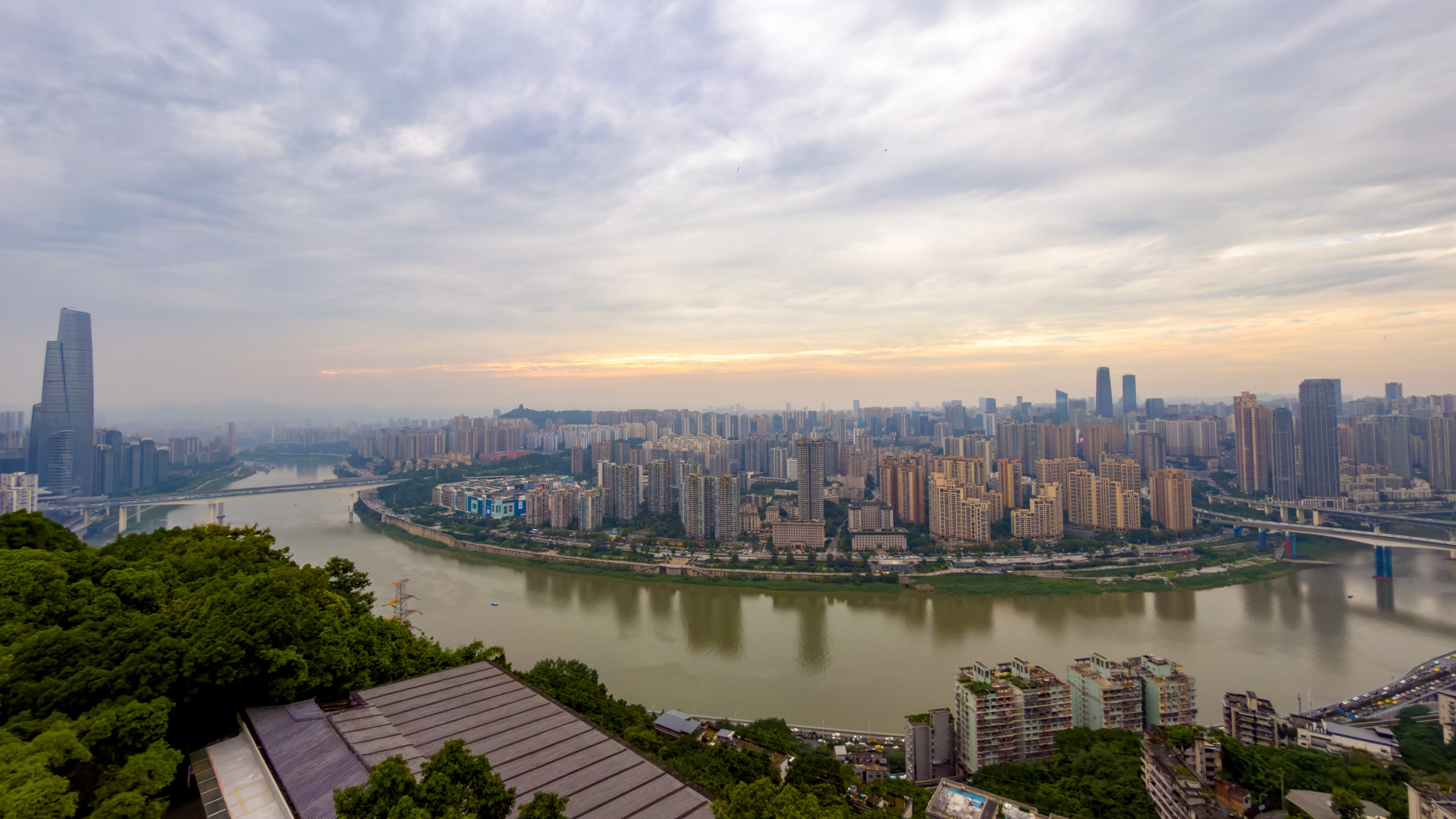 随手拍 今天重庆展现了“雾都”的一面，但是也有点夕阳，爬上瞰胜楼来一张下面是嘉陵