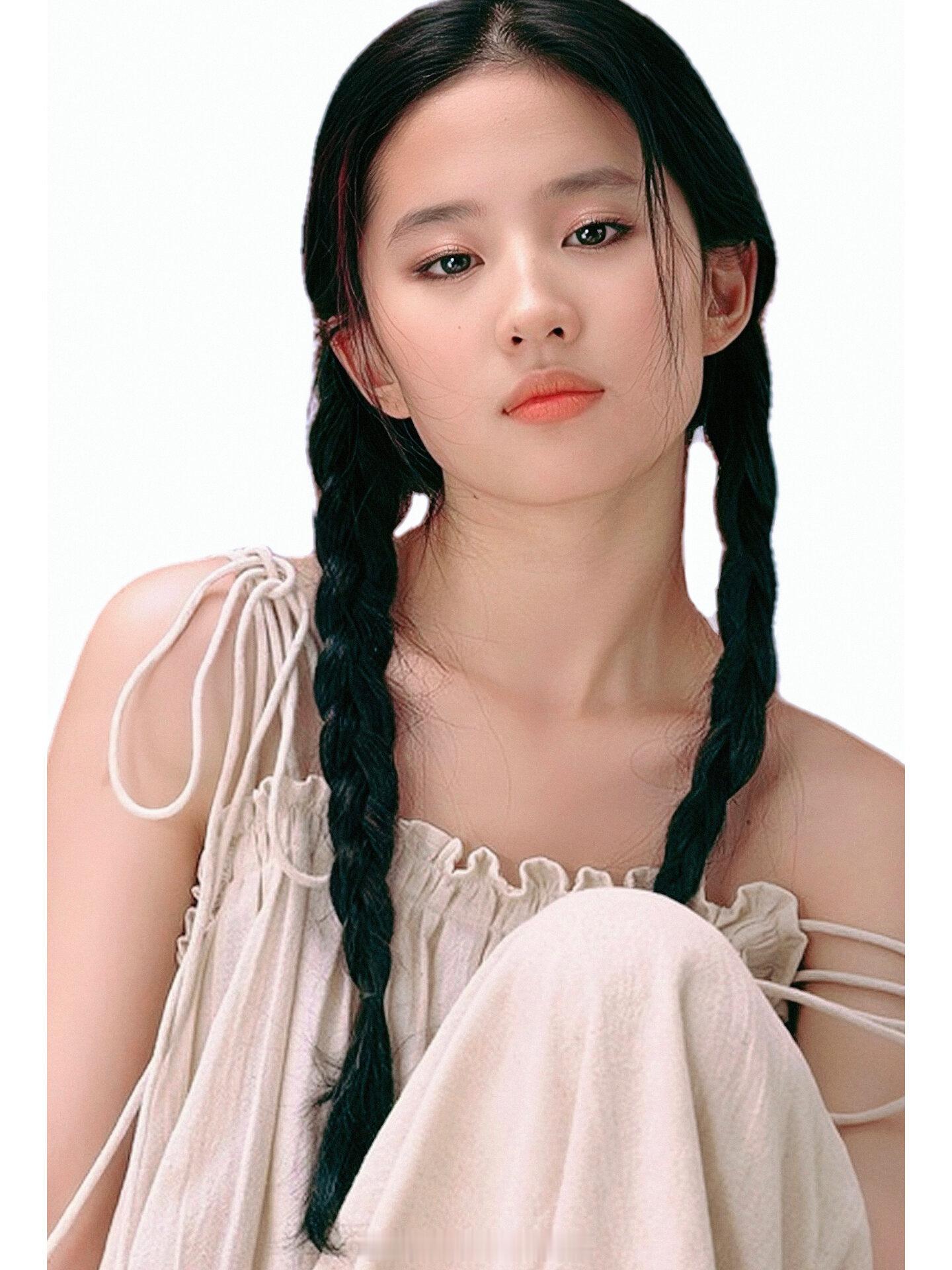 #刘亦菲白色吊带裙#刘亦菲05年写真！麻花辫白色吊带裙灵气逼人！爱了爱了 ​​​