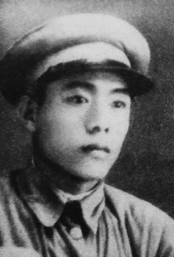 1955年，四野政委翟文清，带妻子回乡省亲，突然，一名姑娘站在他家门口，盘问：“