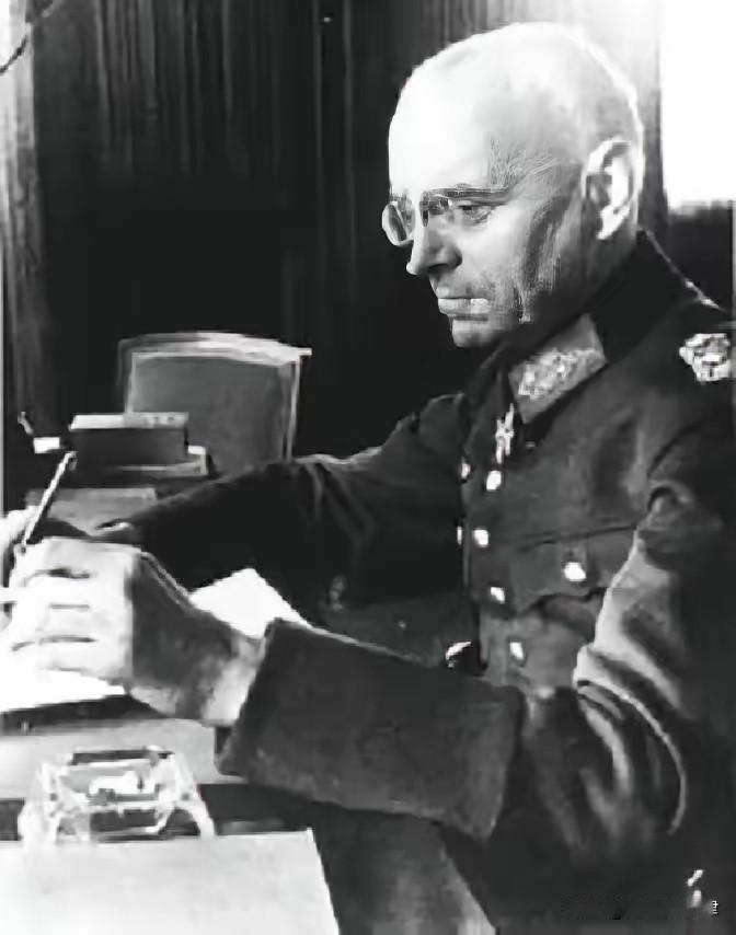 全面抗战前，德国顾问一句残酷预判，当场浇灭蒋介石所有底气
 
1937年全面抗战