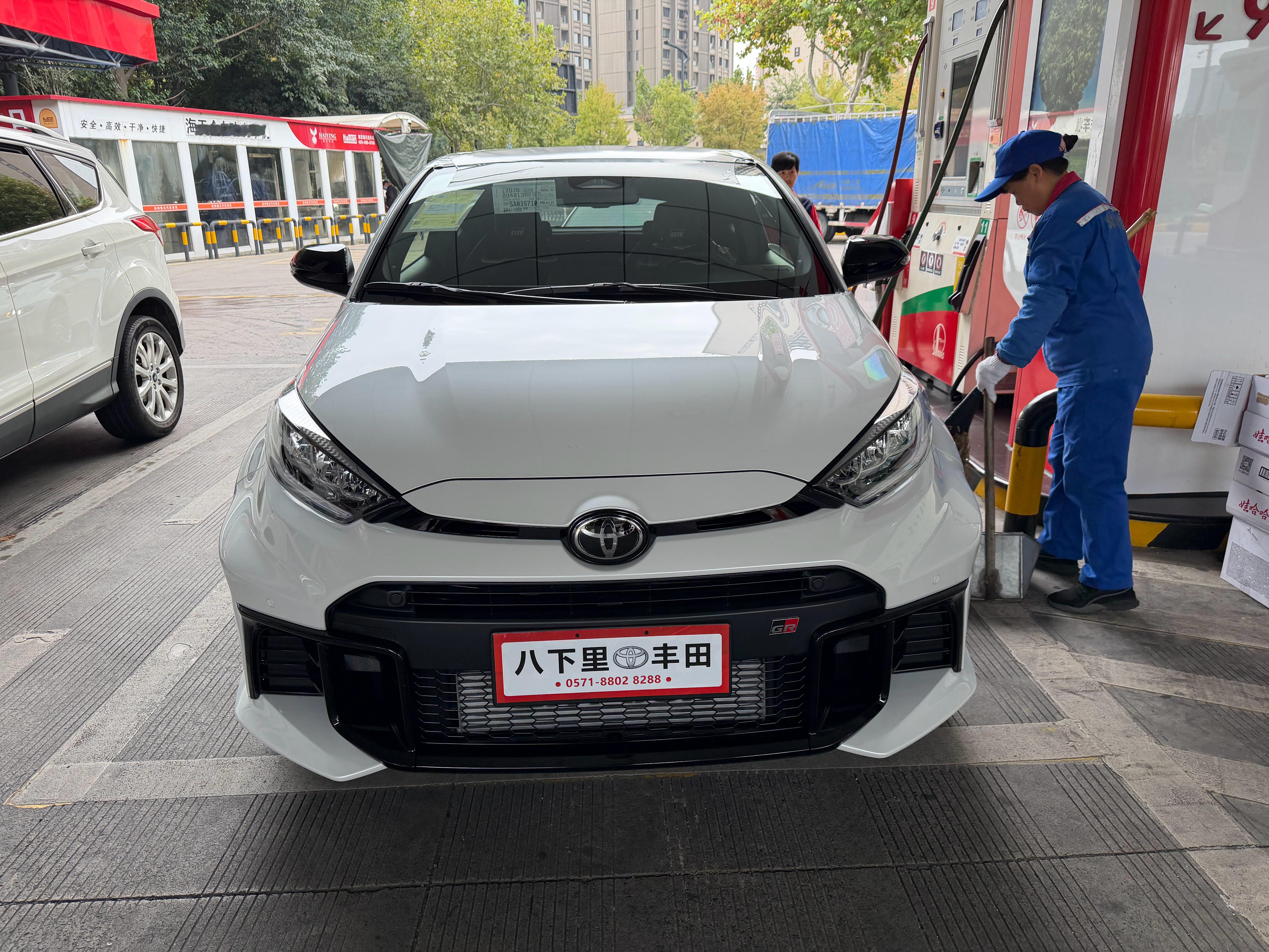 路遇丰田GR Yaris，把我和朋友兴奋坏了，一路跟着进了加油站。人主很nice