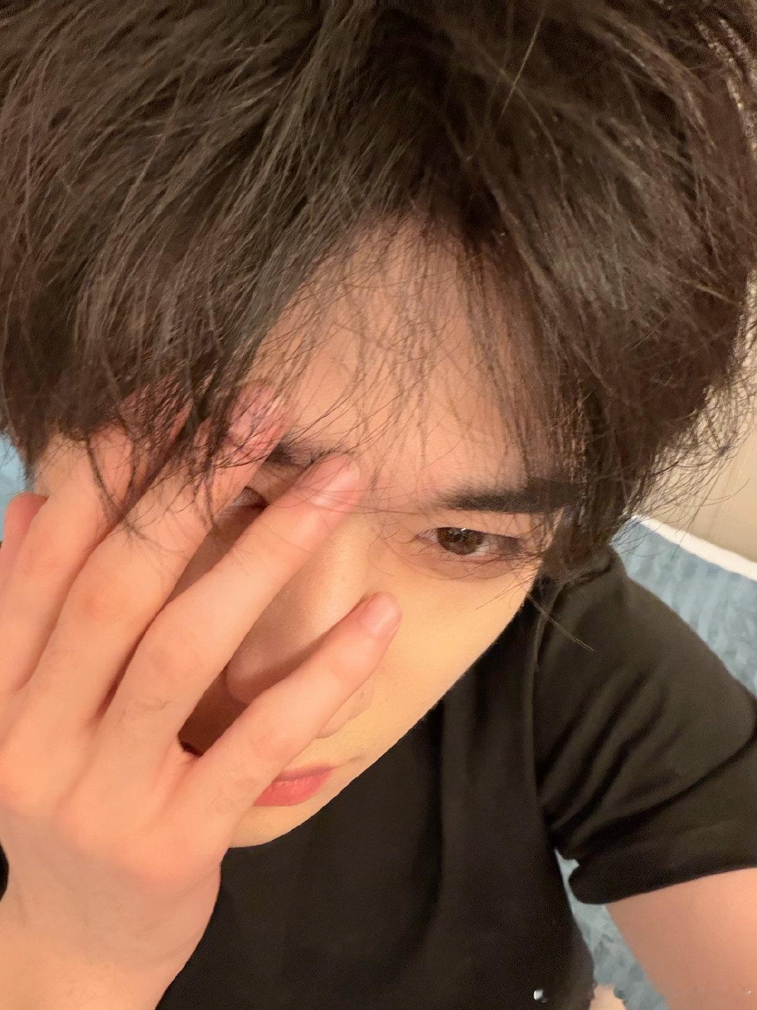 宋亚轩捂脸拍vs怼脸拍 宋亚轩捂脸拍vs怼脸拍被突然出现的帅一大跳！轩轩不管怎么