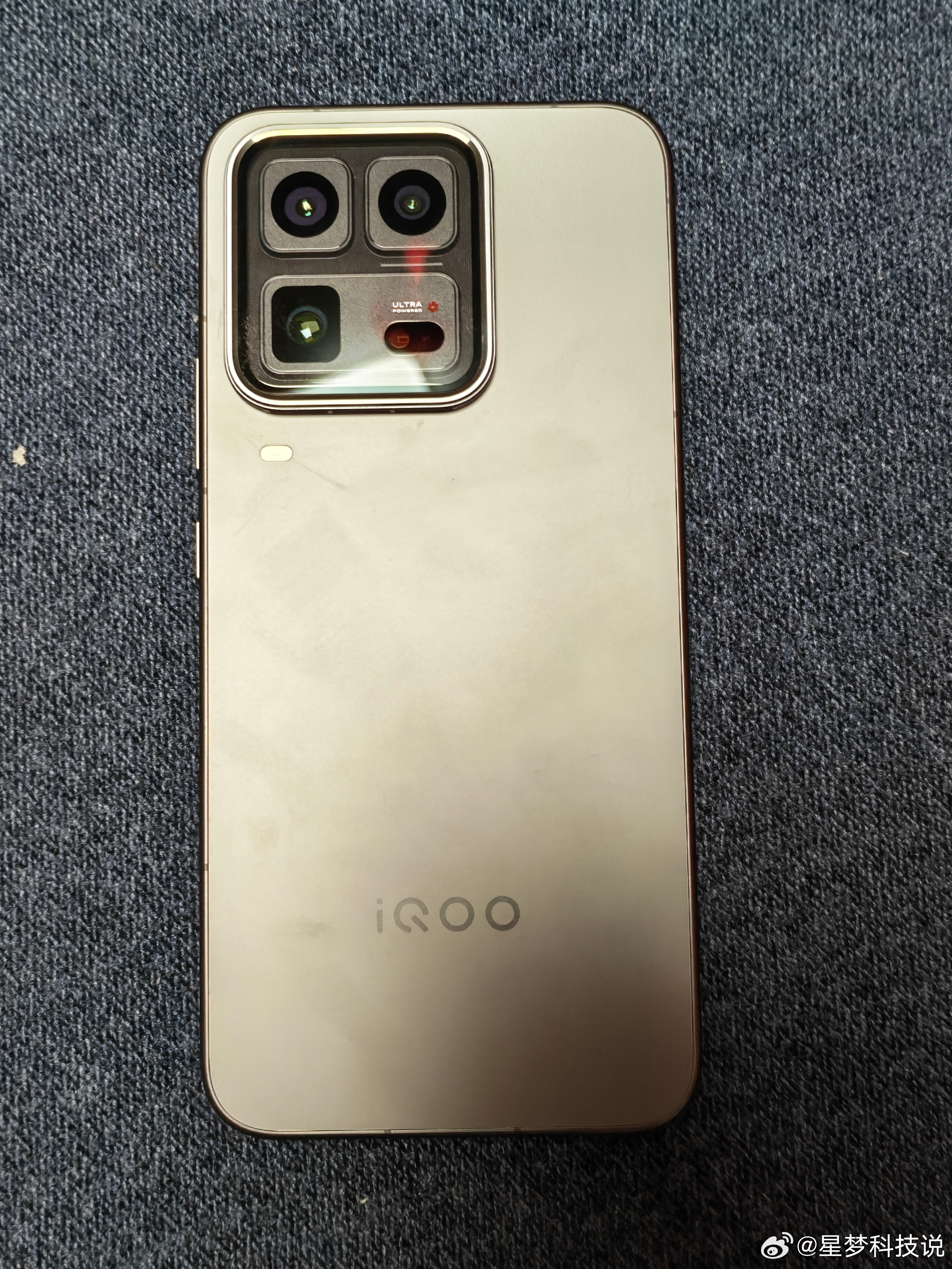 最近总有人问我：iQOO 15 Ultra都出半年多了，现在还值得买吗？我的回答