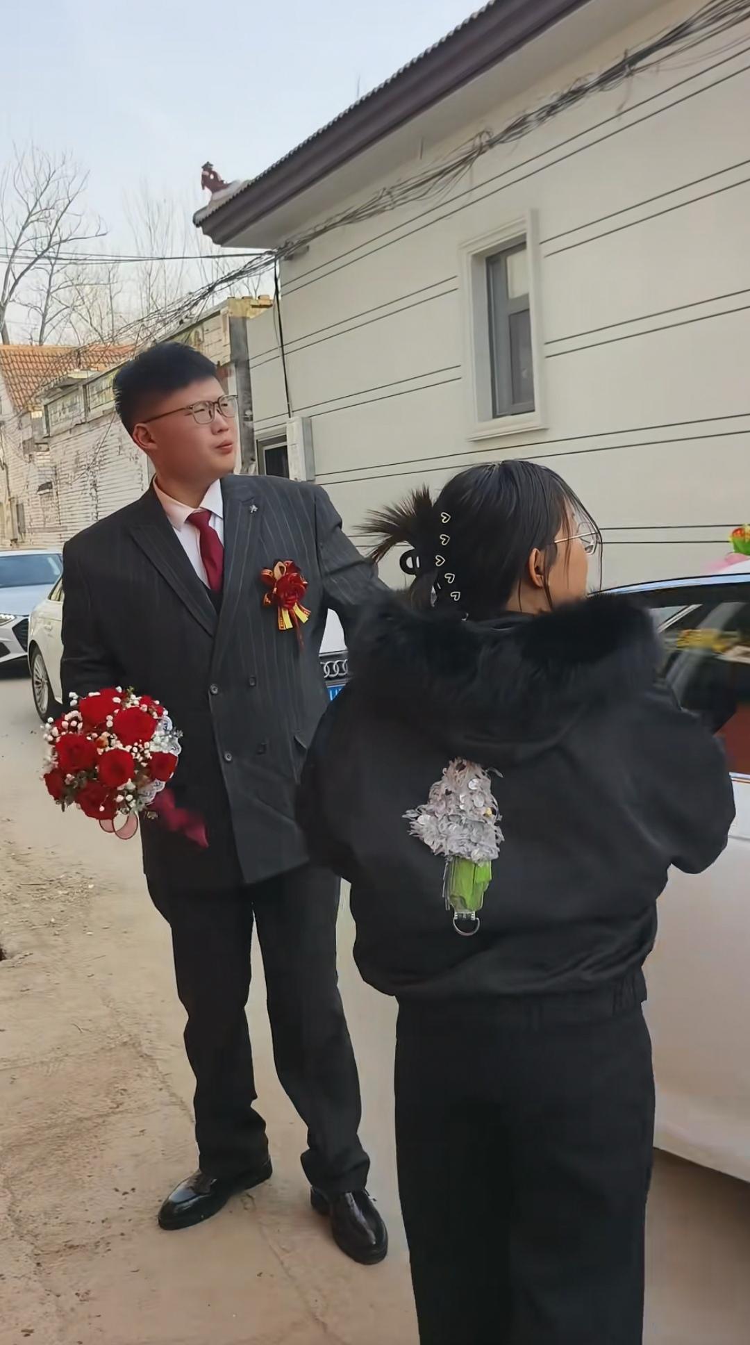 大衣哥女儿出嫁，女婿走路像古代大官人

2月13日，朱楼村。新郎穿笔挺西装、戴金