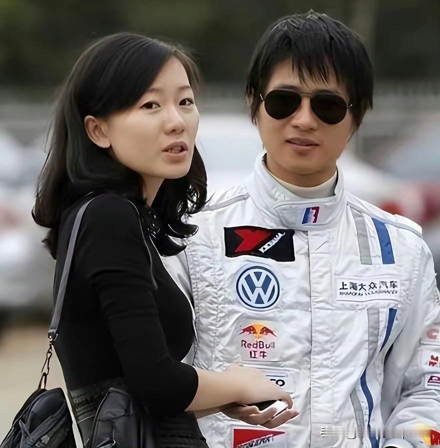 曾经的叛逆少年韩寒，如今成了真正的人生赢家。
身价过亿，家庭美满，导演事业风生水