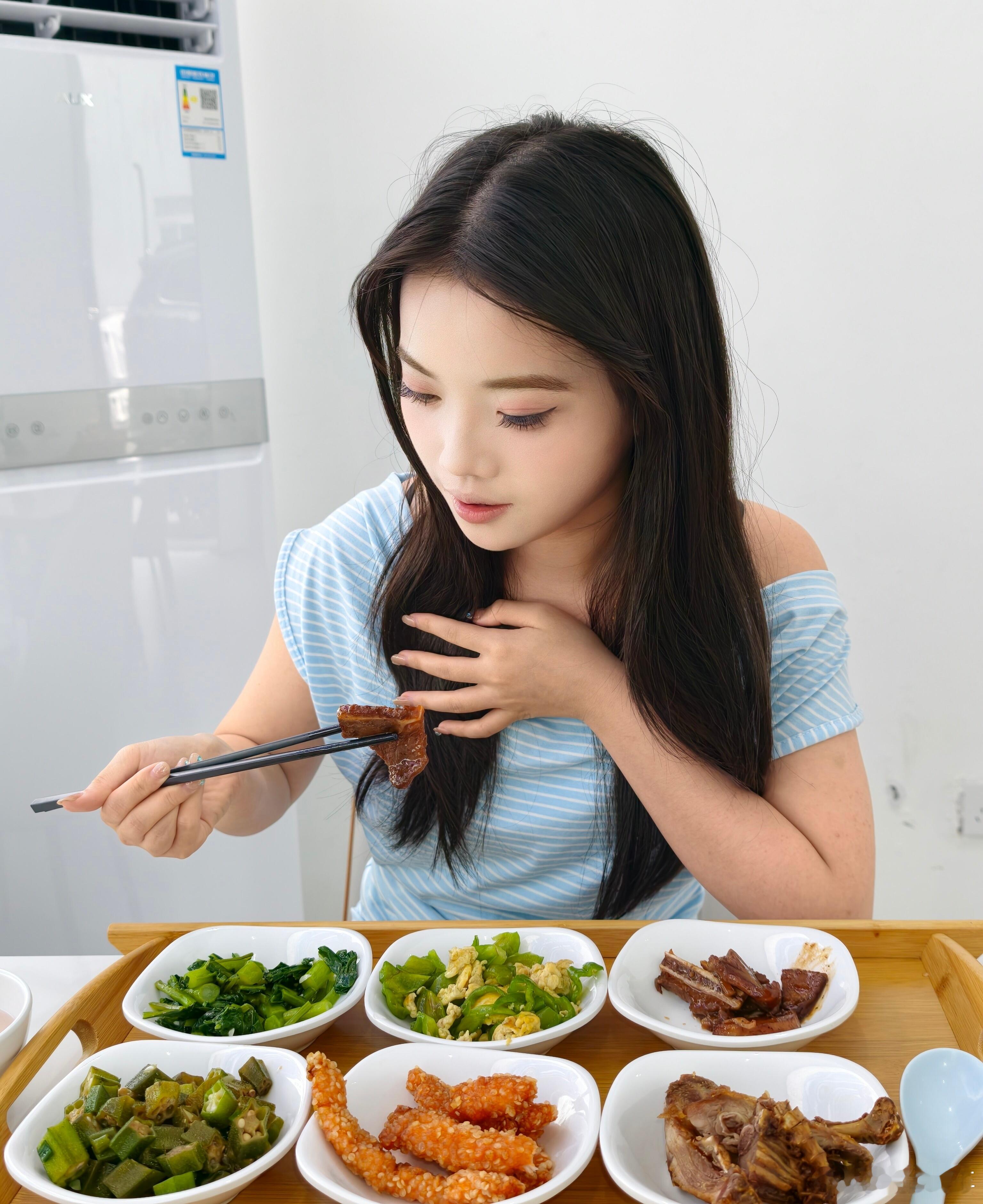 小助理来鸿蒙智行蹭饭了，省一顿饭钱 