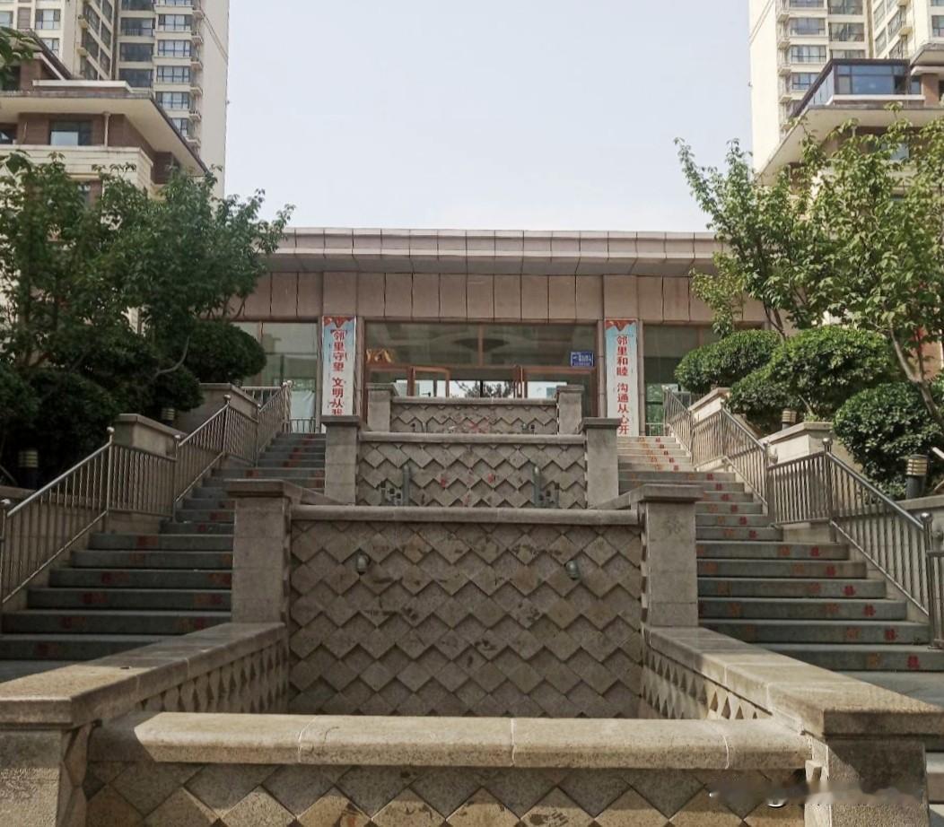 寻常小区风景
——晴日阳光穿过层层枝叶，碎落一地绿意。步道蜿蜒向楼栋深处，灌木葱