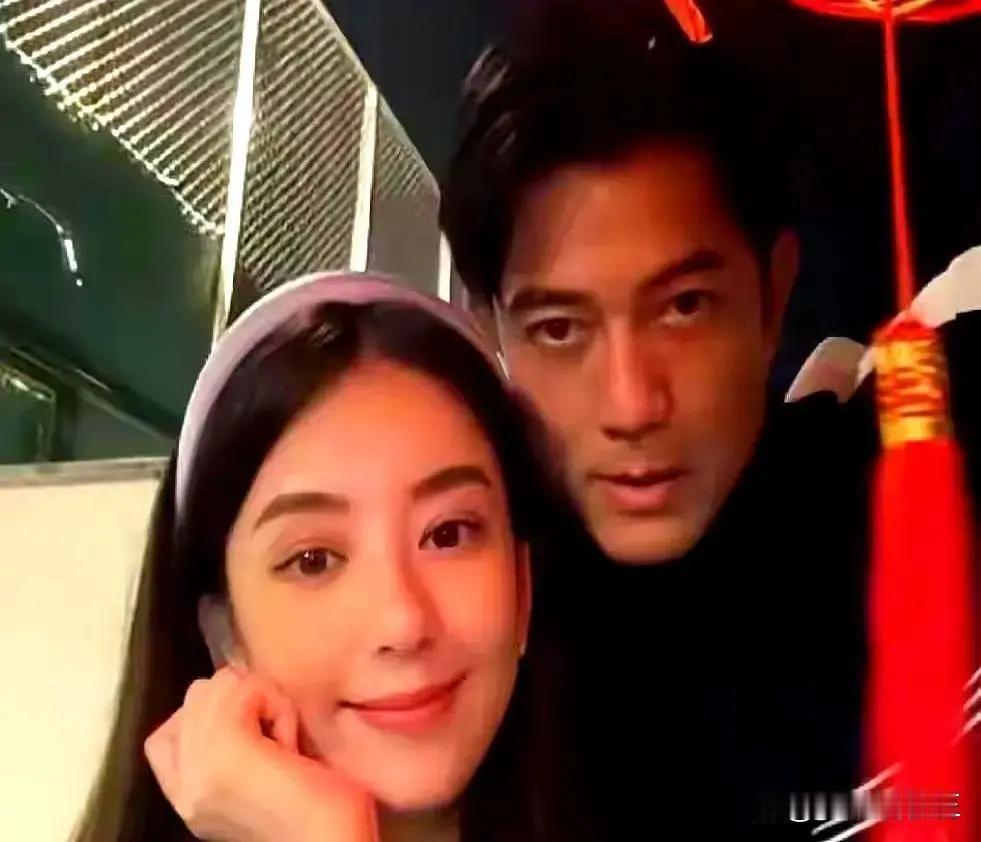 郭富城有个死规矩，岳父岳母，坚决不能住进一个门里。他自己在香港一幢高层的顶楼住着