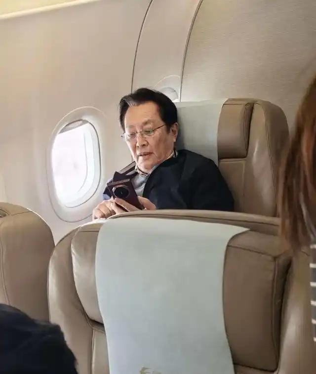 近期，有位网友在飞机上偶遇唐国强，他坐在那里看手机的样子。

唐国强是演艺圈中的